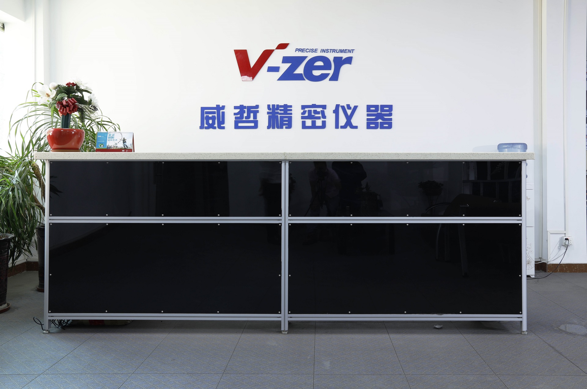 东莞威哲精密仪器公司前台.jpg